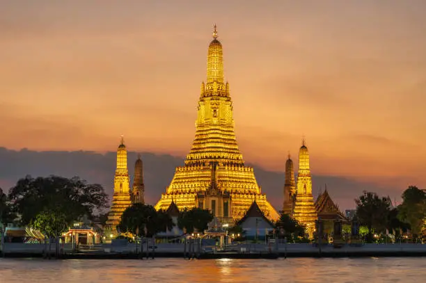 Photo of Wat Arun Temple at sunset in Bangkok, Thailand