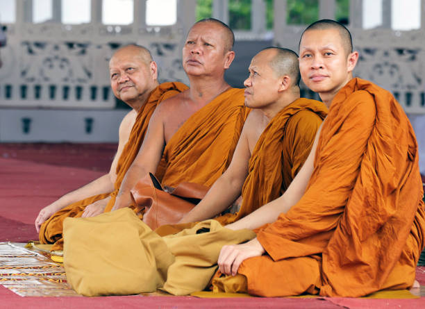 仏教徒の僧侶が寺院に座って集まる, ポロンナルワ, スリランカ - north central sri lanka ストックフォトと画像