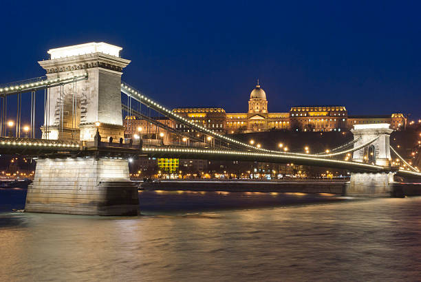 budapest di notte - budapest royal palace of buda architectural styles architecture foto e immagini stock