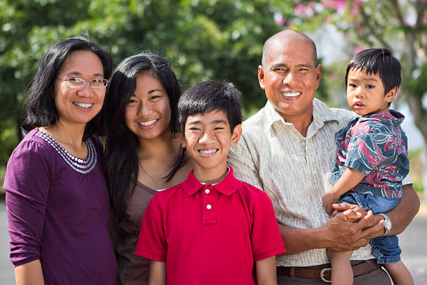 felice famiglia island - originario delle isole delloceano pacifico foto e immagini stock