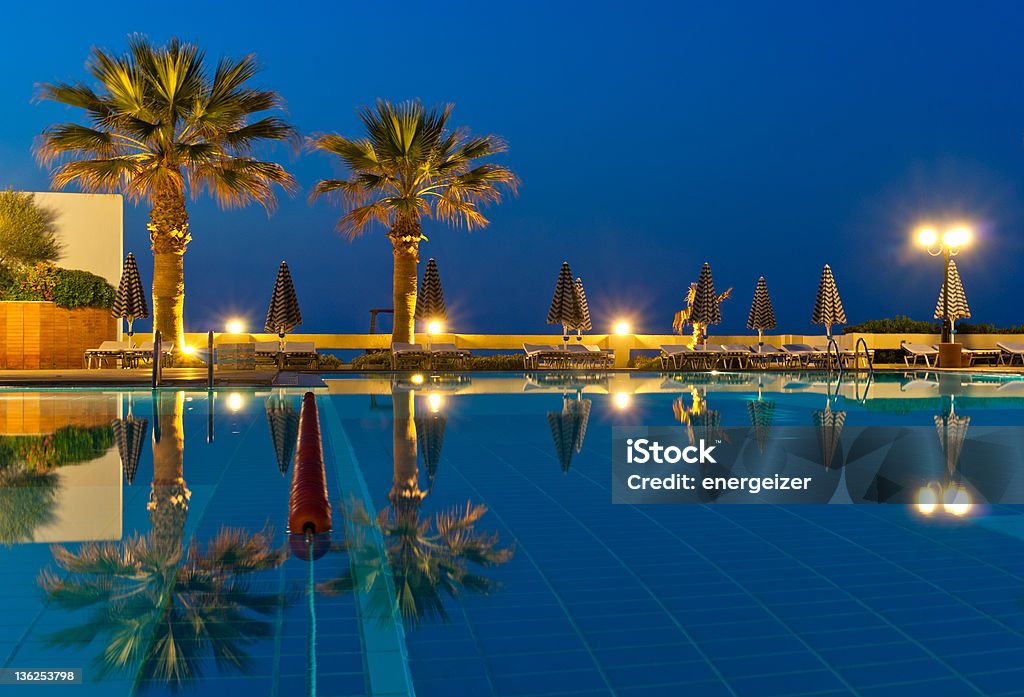 Vista di lusso a bordo piscina al tramonto - Foto stock royalty-free di Acqua