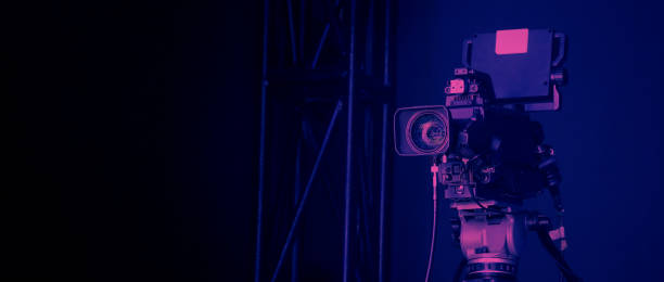 телевизионная камера транслируется на крановом штативе для съемки или записи и трансляции контента в студийном производстве на эфирное те - television camera tripod media equipment videography стоковые фото и изображения