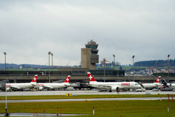 aéroport suisse avec fond de ciel nuageux. - runway airport sky wet photos et images de collection