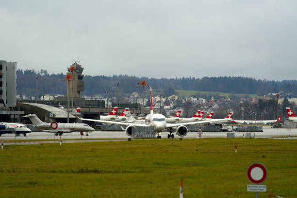 aéroport suisse avec fond de ciel nuageux. - runway airport sky wet photos et images de collection