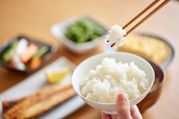 日本の朝食を食べる女性の手 - 食事 ストックフォトと画像