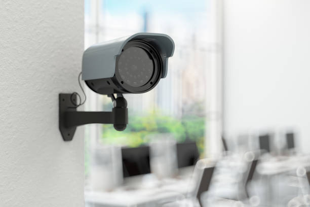 kamera monitorująca cctv w rozmytym biurze na otwartym planie - security camera dome security system security zdjęcia i obrazy z banku zdjęć