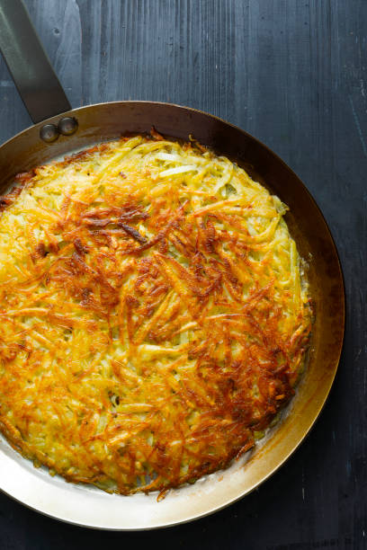 panqueca de batata frita rosti suíça dourada - roesti - fotografias e filmes do acervo