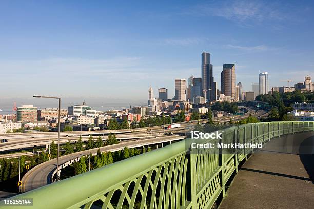 Skyline Von Seattle Stockfoto und mehr Bilder von Arbeitsstätten - Arbeitsstätten, Auto, Außenaufnahme von Gebäuden