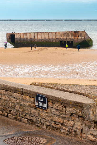 cais do canadá em arromanches - france sea allied forces atlantic ocean - fotografias e filmes do acervo