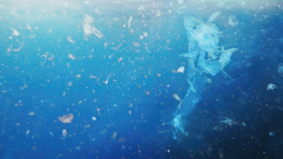 Fotografía detallada de agua de mar contaminada con micro plástico. Concepto de contaminación ambiental. photo