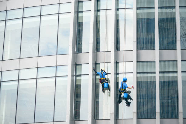 los limpiadores de ventanas están trabajando en la fachada del edificio de oficinas de gran altura - cleaning window window washer built structure fotografías e imágenes de stock