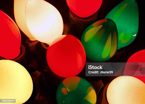 Brillantes Luces De Navidad Foto de stock y más banco de imágenes de Adorno de navidad - Adorno de navidad, Color vibrante, Colores