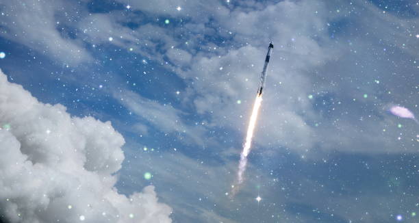 スペースシャトルを取って、宇宙船は、青い惑星地球と夕日の背景に爆風と煙で離陸します。nasaによって提供されたこの画像の要素 - rocket taking off spaceship space ストックフォトと画像