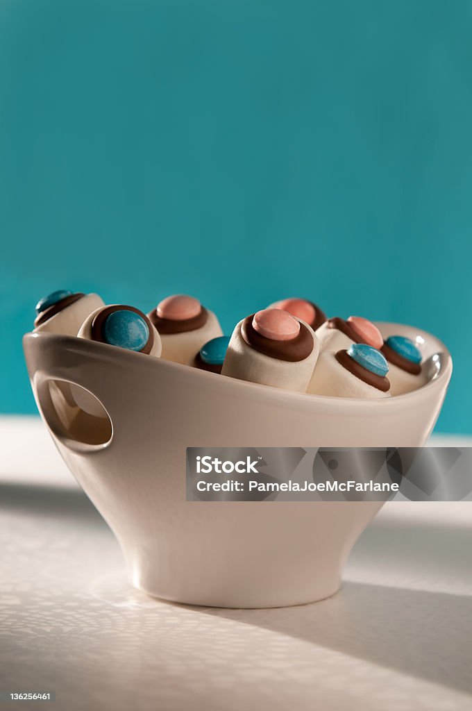 Marshmallow de Chocolate e doces doces em uma tigela - Foto de stock de Alimentação Não-saudável royalty-free