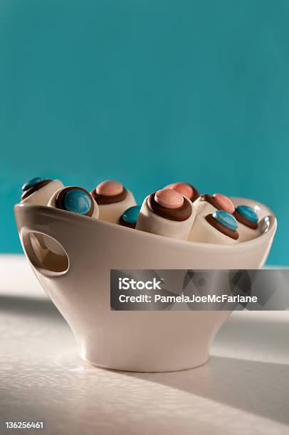 Foto de Marshmallow De Chocolate E Doces Doces Em Uma Tigela e mais fotos de stock de Alimentação Não-saudável