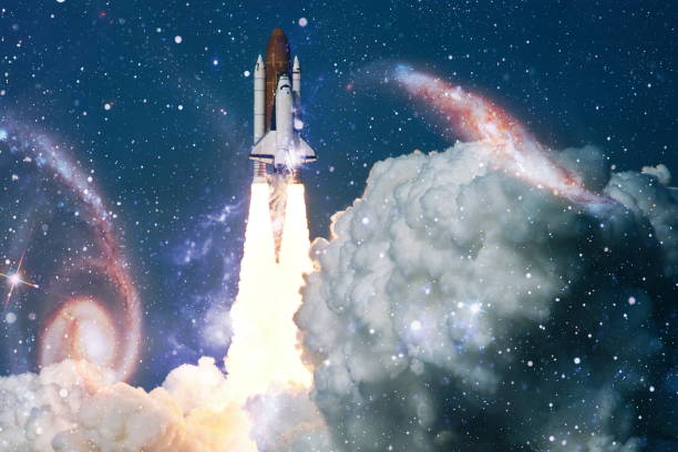 スペースシャトルを取って、宇宙船は、青い惑星地球と夕日の背景に爆風と煙で離陸します。nasaによって提供されたこの画像の要素 - rocket taking off spaceship space ストックフォトと画像