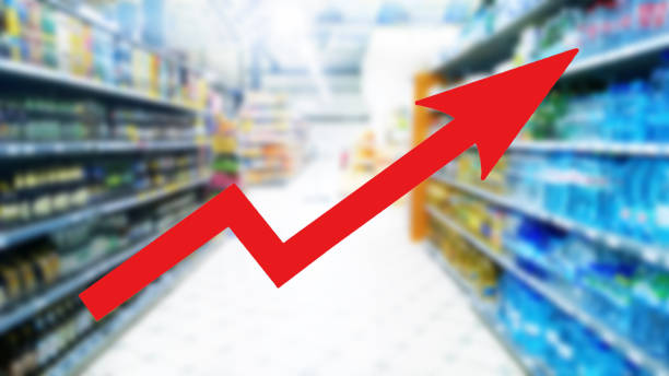 rojo creciendo gran flecha en la imagen abstracta borrosa del fondo del supermercado. tablas de barras y gráficos. aumento de los precios de los alimentos. concepto de inflación. industria minorista. finanzas y economía. bursátil. tienda. - inflation fotografías e imágenes de stock