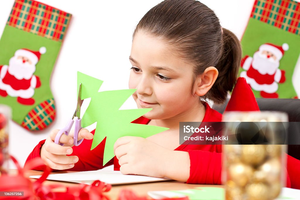 Niño haciendo decoración de Navidad - Foto de stock de Navidad libre de derechos