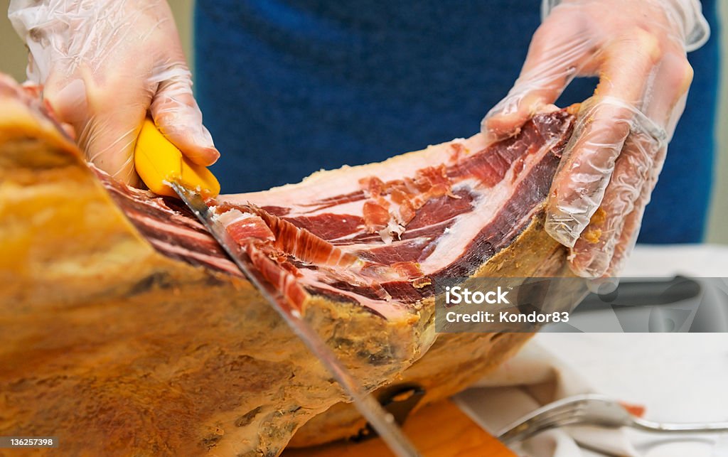 Garçom FATIANDO prosciutto é presunto - Foto de stock de Afiado royalty-free