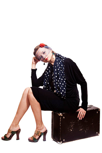 mulher em um estilo retrô - polka dot suitcase retro revival women - fotografias e filmes do acervo