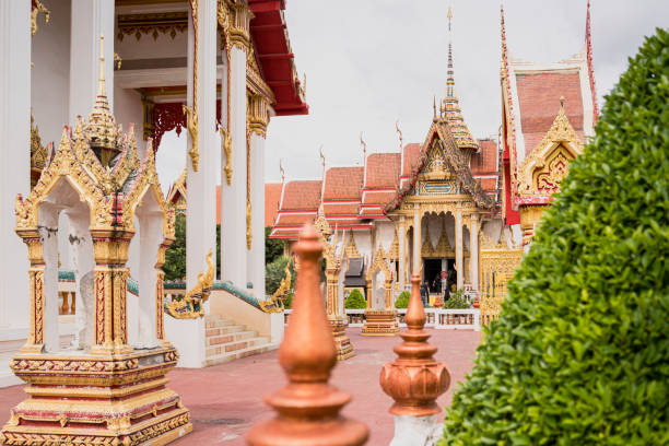 vista do templo wat chaithararam, tailândia - phuket province - fotografias e filmes do acervo