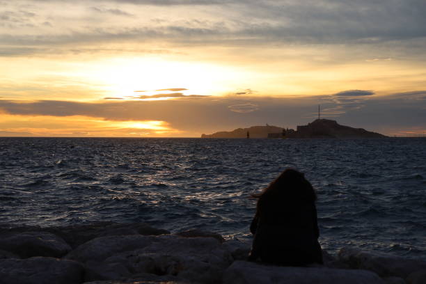 istock Marseille - Coucher de soleil sur la mer 1362579788