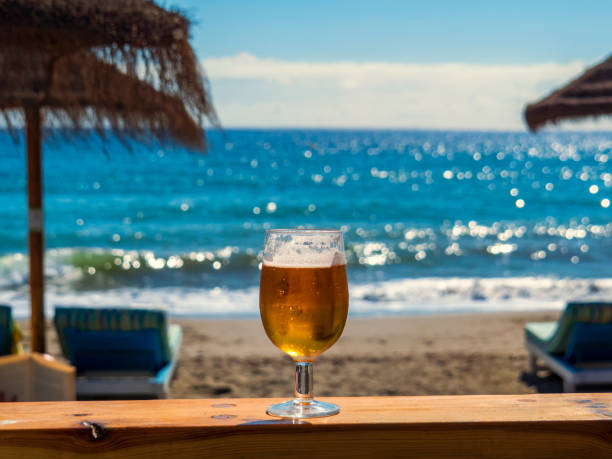 istock Copa de cerveza frente al mar 1362580015
