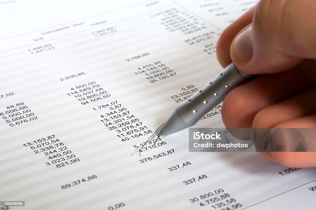 Homme avec feuille de stylo et de l'équilibre - Photo de Équilibre libre de droits