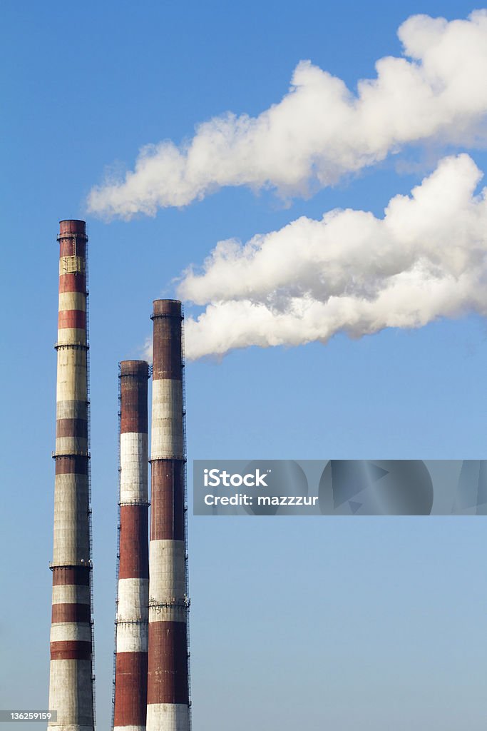 Tubería con humo de la planta - Foto de stock de Cañón de chimenea libre de derechos