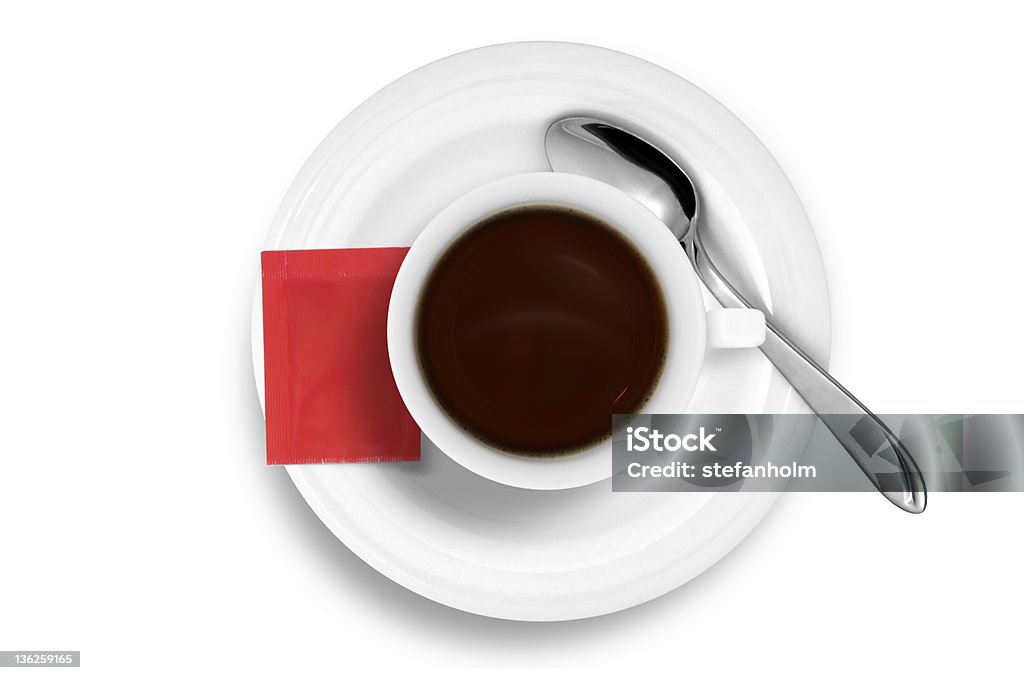 Taza de café con cuchara, una bolsa de azúcar rojo Aislado en blanco - Foto de stock de Café negro libre de derechos