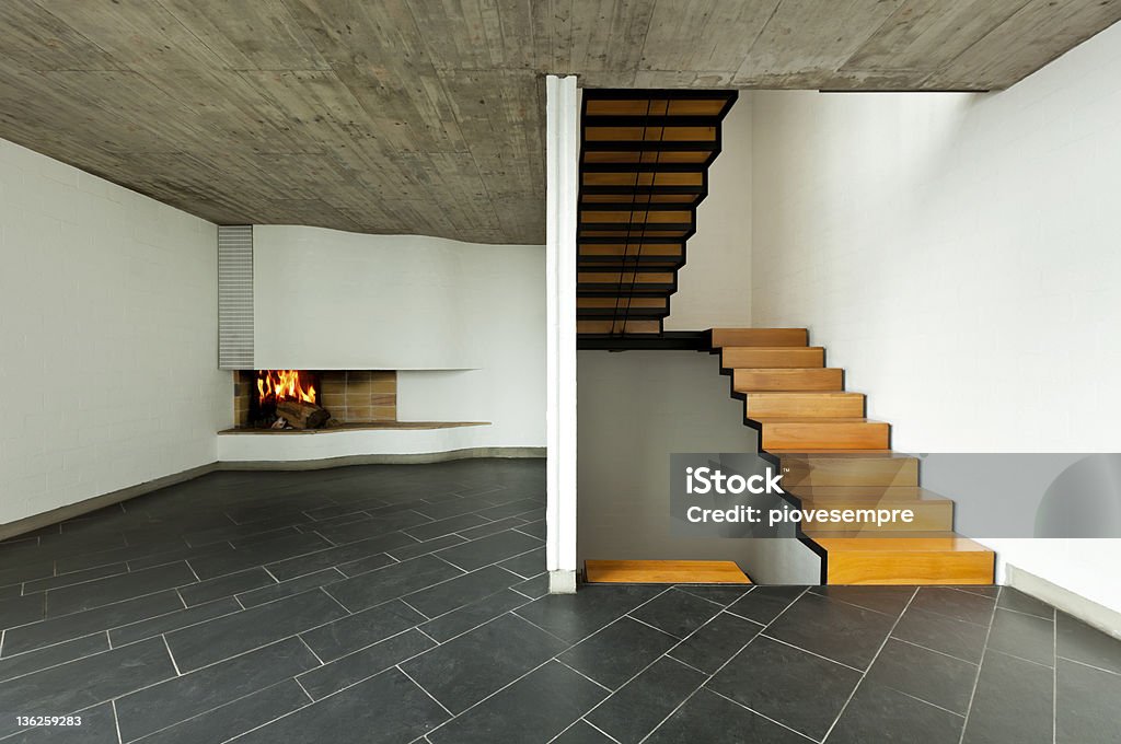 Chambre avec cheminée et escalier en bois - Photo de Appartement libre de droits