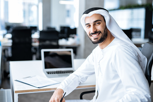 Hombre guapo con dasha de plato trabajando en una oficina de Dubai photo