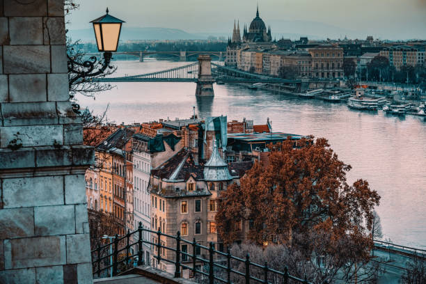 piękny zimowy widok na budapeszt, węgry - budapest chain bridge hungary palace zdjęcia i obrazy z banku zdjęć