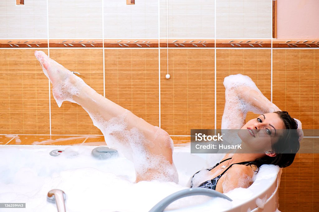 Bañera con un montón de espuma - Foto de stock de Adolescencia libre de derechos