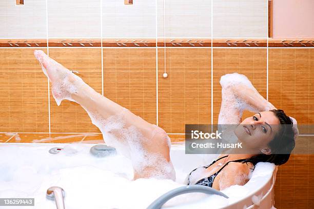 Bañera Con Un Montón De Espuma Foto de stock y más banco de imágenes de Adolescencia - Adolescencia, Adulto, Adulto joven