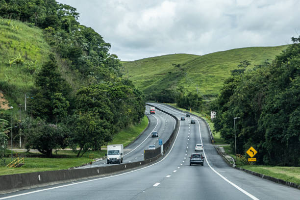 rodovia presidente dutra - präsident dutra highway - curve driving winding road landscape stock-fotos und bilder