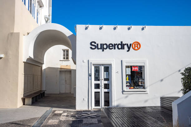 superdry w firá na południowych wyspach egejskich w santorini, grecja - log fire zdjęcia i obrazy z banku zdjęć