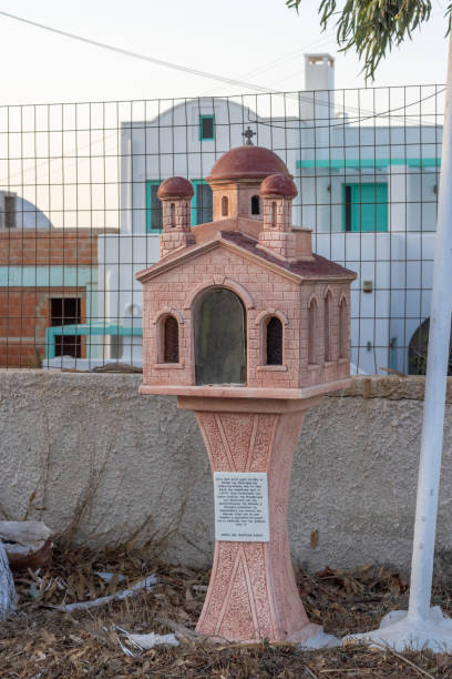 ギリシャ、サントリーニ島のピルゴス・カリティスにあるカンディラキア(道端の神社) - memorial roadside cross cross shape ストックフォトと画像