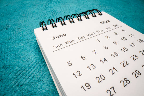 juin 2022 - calendrier de bureau en spirale - calendar june time month photos et images de collection