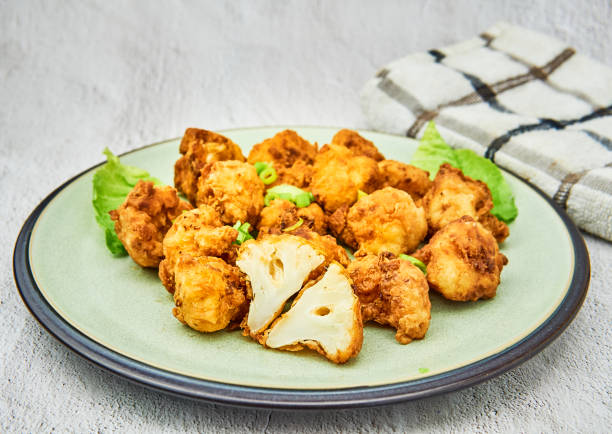 alas de búfalo de coliflor vegana sobre mesa de madera blanca. sabrosa comida vegetariana vista superior. bocados crujientes de coliflor frita - cauliflower roasted parsley cooked fotografías e imágenes de stock