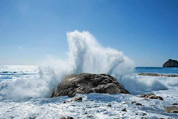 mare tempesta rock - wave breaking foto e immagini stock