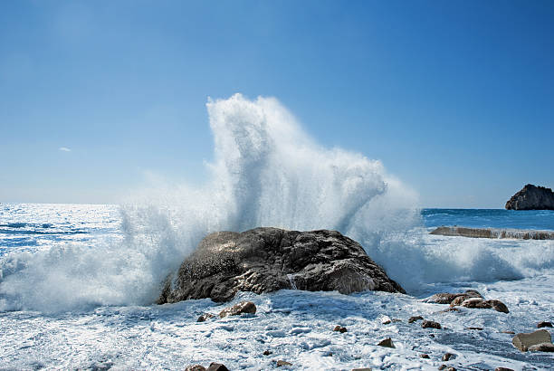 海暴風雨ロック - waves crashing ストックフォトと画像