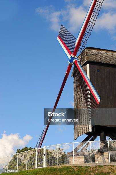 Mulino A Vento Di Bruges - Fotografie stock e altre immagini di Architettura - Architettura, Belgio, Blu