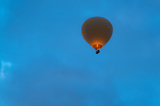 Kapadokya'da havalanan balonlar gün doğumunda fotoğraflanmıştır. Nevşehir ili Kapadokya bölgesinde sıcak hava balonları gün doğumunda uçmaktadır. full frame makine ile çekilmiştir.
