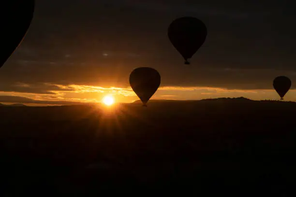 Kapadokya'da havalanan balonlar gün doğumunda fotoğraflanmıştır. Nevşehir ili Kapadokya bölgesinde sıcak hava balonları gün doğumunda uçmaktadır. full frame makine ile çekilmiştir.