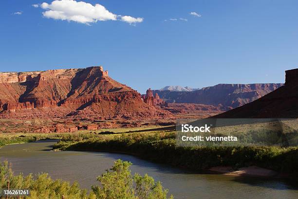 Widok Poławiacz Szybuje I Kolorado Rzeka W Stanie Utah - zdjęcia stockowe i więcej obrazów Fisher Towers