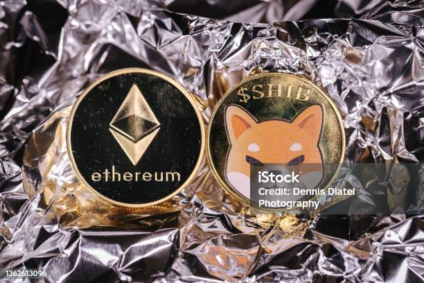 Ethereum Dan Shiba Inu Cryptocurrency Koin Fisik Di Depan Latar Belakang Abstrak Foto Stok - Unduh Gambar Sekarang