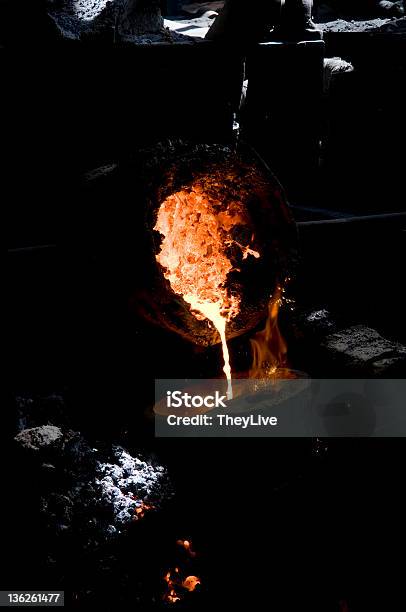 Liquido Nel Settore Dellacciaio Fuso - Fotografie stock e altre immagini di Alluminio - Alluminio, Movimento, Rame - Metallo