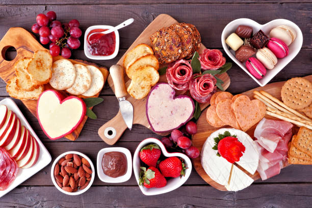 escena de la mesa de charcutería del día de san valentín - cheese antipasto cracker grape fotografías e imágenes de stock