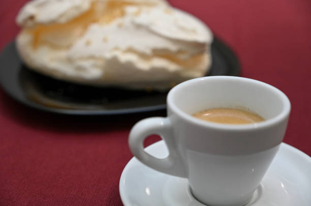 café y merengue - pausa caffè fotografías e imágenes de stock